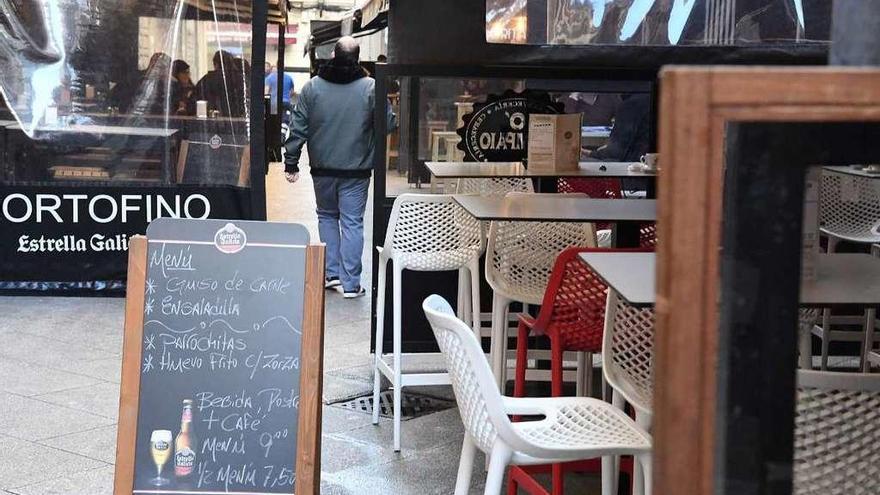 Terrazas enfrentadas con poco espacio para peatones entre ellas en la calle de la Estrella.