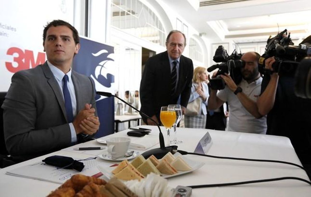 Albert Rivera, a l’esmorzar organitzat per la Cambra de Comerç dels EUA a Espanya, aquest dijous a Madrid. Albert Rivera, a l’esmorzar organitzat per la Cambra de Comerç dels EUA a Espanya, aquest dijous a Madrid.