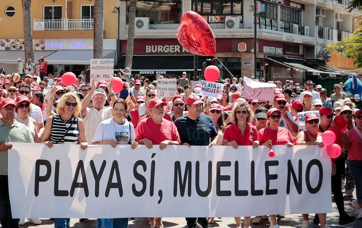 Manifestación en contra de la ampliación del puerto de Los Cristianos