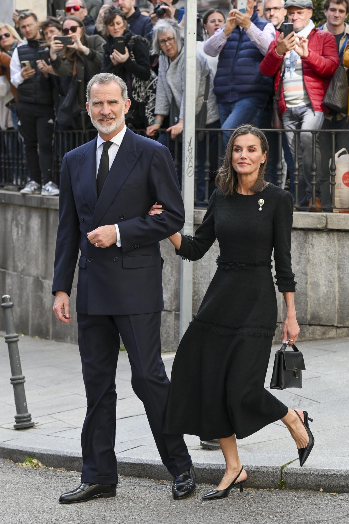 Los reyes Felipe y Letizia a su llegada al funeral en memoria de Fernando Gómez-Acebo. Los reyes Felipe y Letizia a su llegada al funeral en memoria de Fernando Gómez-Acebo.