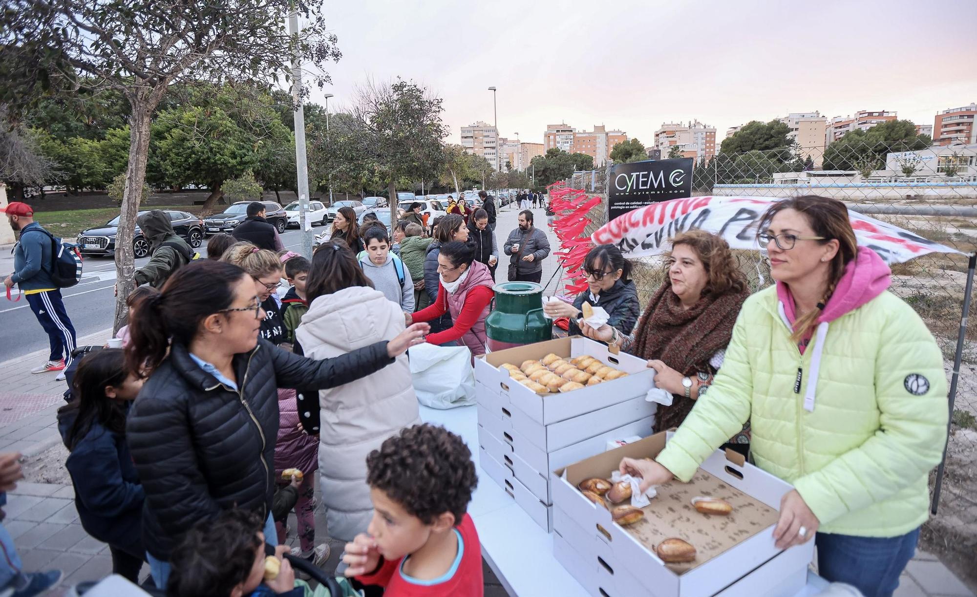 Chocolatada reivindicativa por el nuevo colegio La Almadraba de Alicante