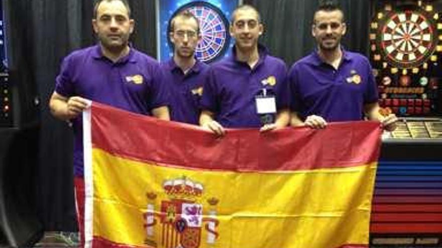 Un equipo de Pilar de la Horadada logra el subcampeonato mundial de dardos