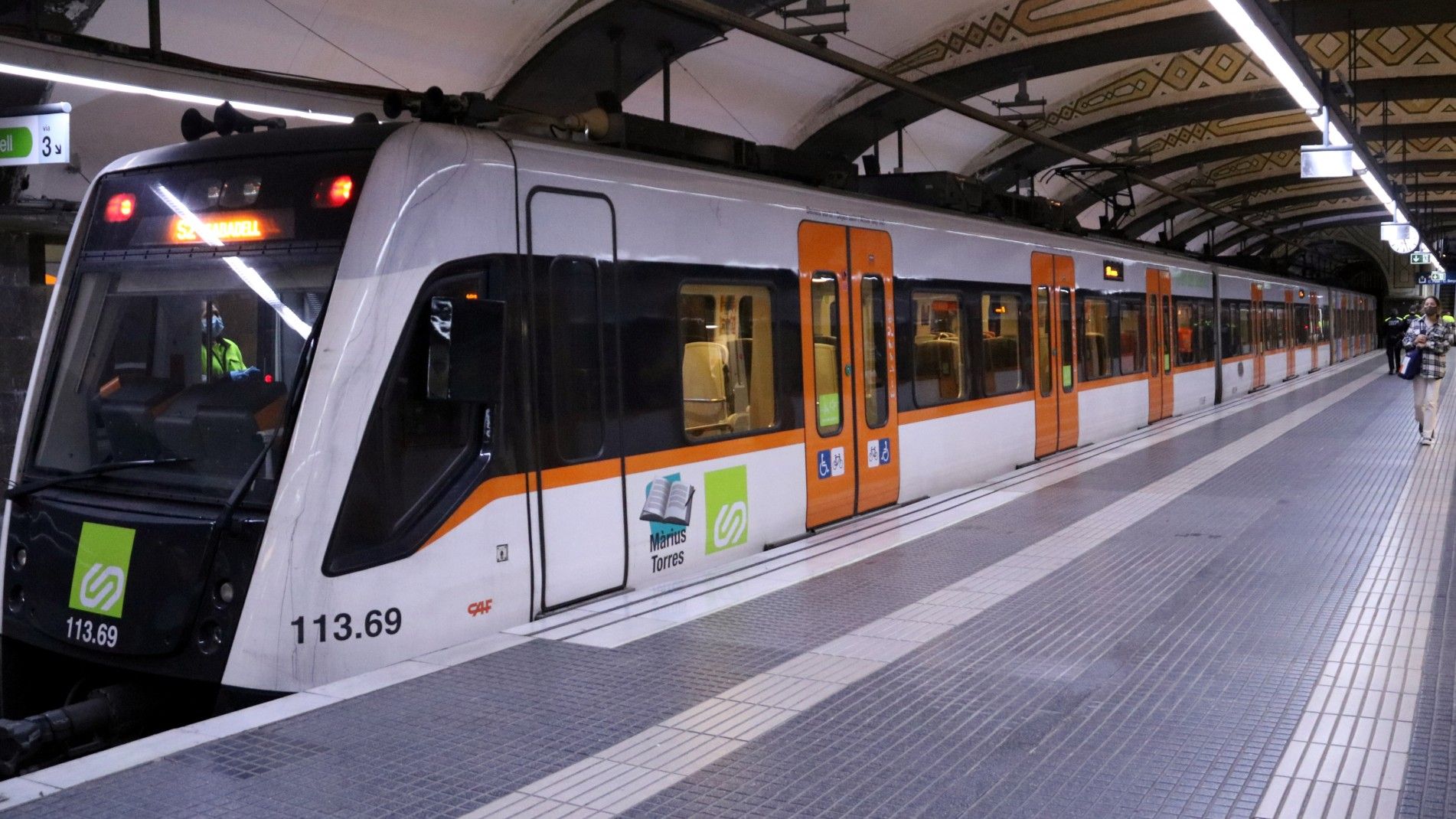 Un tren de Ferrocarrils de la Generalitat de Catalunya, en la estación de Plaza Catalunya.