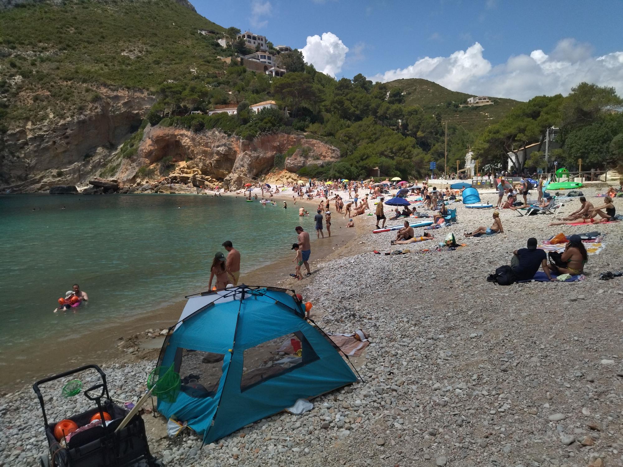 Tiempo de calas: ¿Más coches que bañistas en la Granadella y la Barraca de Xàbia?