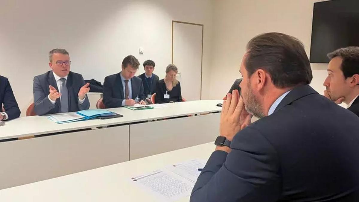 Óscar Puente, ayer, con el ministro francés de Transporte, François Durovray.