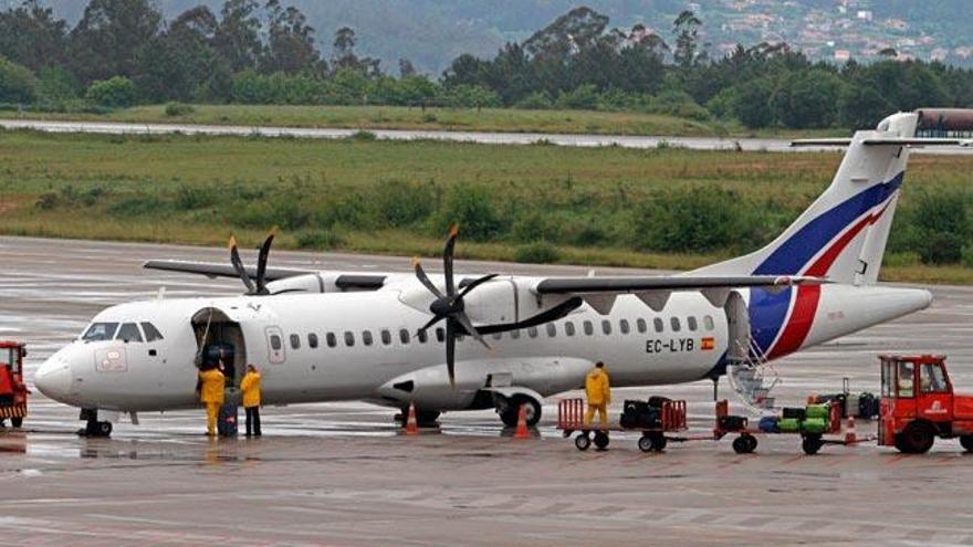 Un avión turbohélice en Peinador // MARTA G. BREA