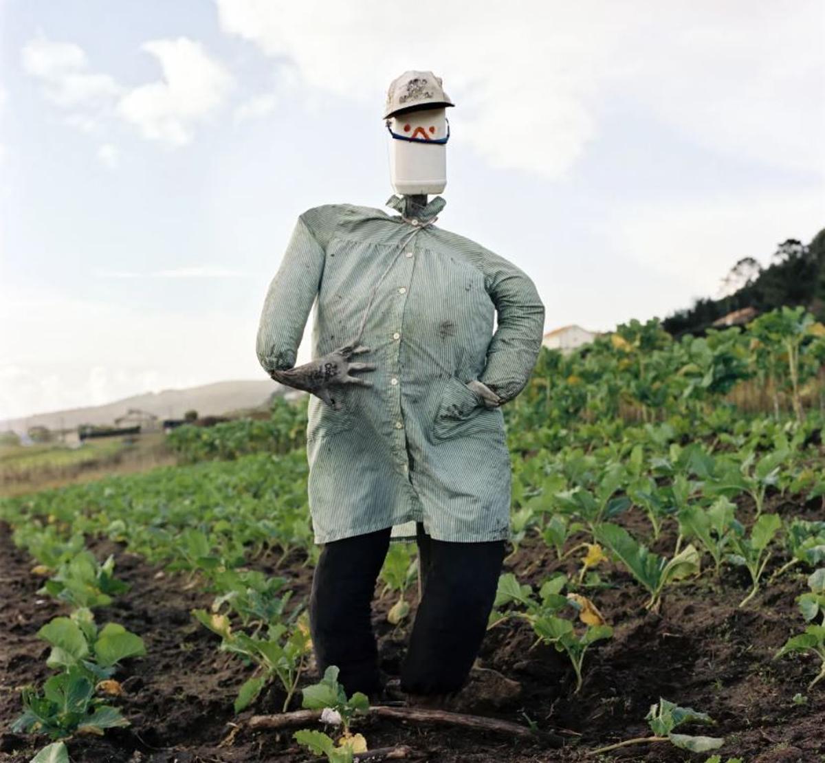 Un dos espantallos retratados polo fotógrafo Manuel Sendón.