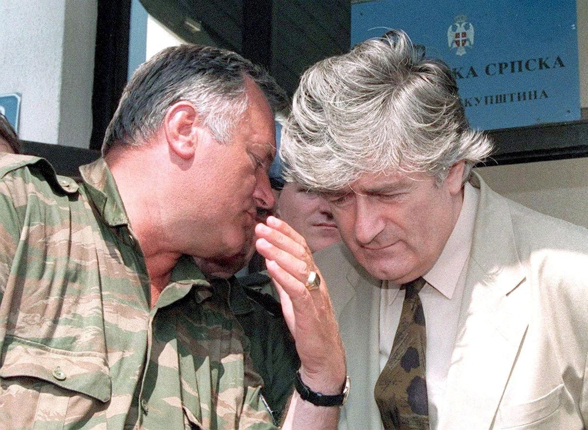 El líder serbobosnio Radovan Karadzic escucha al general Ratko Mladic durante un encuentro en Pale, Bosnia, el 5 de agosto de 1993.