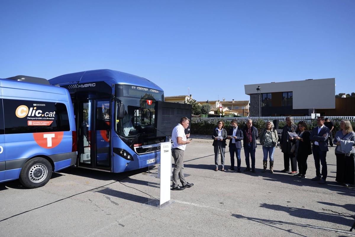 La consellera Paneque presenta la nova oferta de la linia d'autobus entre Girona, Sant Gregori i la Vall de Llemena.