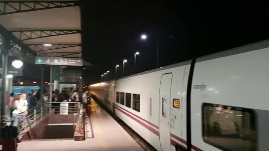 El primer tren híbrido hace su parada en Murcia