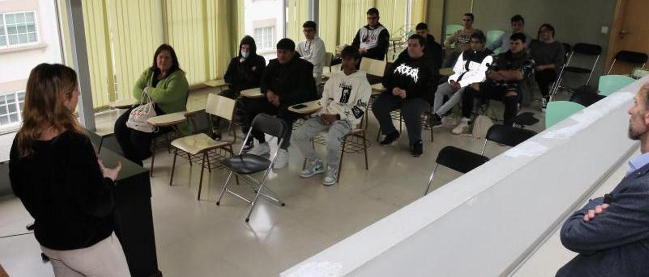 Una de las charlas impartidas en la feria eMprende, ayer en el Auditorio de Cangas.   | // SANTOS ÁLVAREZ