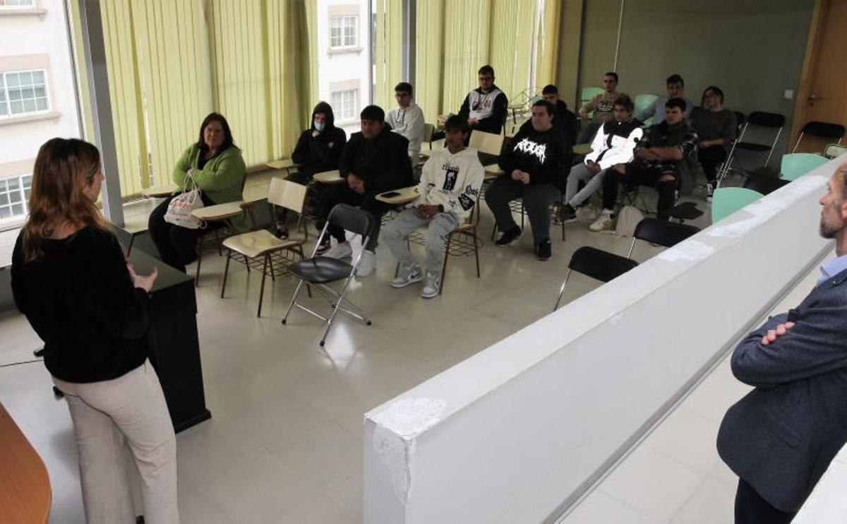 Una de las charlas impartidas en la feria eMprende, ayer en el Auditorio de Cangas.   | // SANTOS ÁLVAREZ