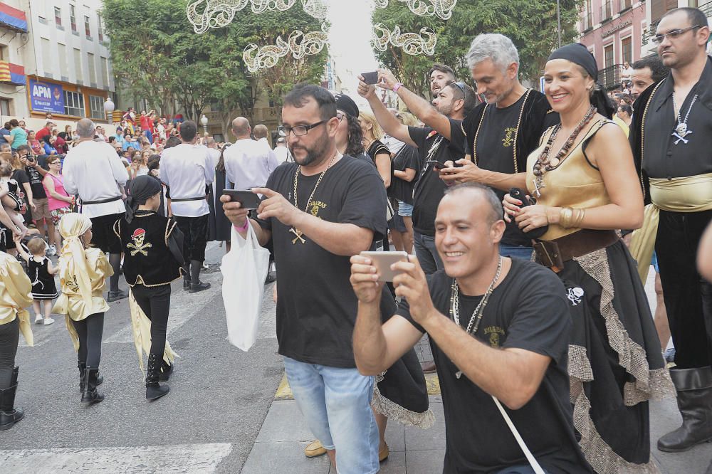 Los Moros y Cristianos reúnen a 350 niños en un desfile por las calles de Elche y la Gestora de Festejos Populares celebra una fiesta infantil en el Paseo de la Estación