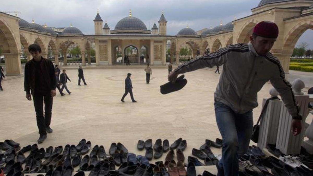 zentauroepp43446029 mas periodico   muslim men arrive for friday prayers at the 180524165047