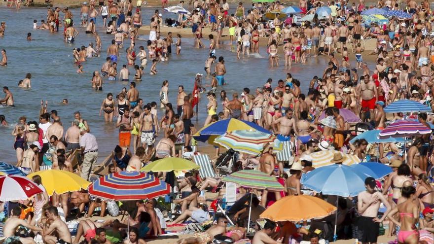 La playa de San Lorenzo, llena de gente durante una ola de calor