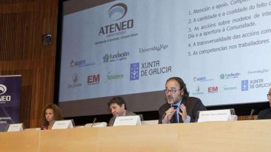 Mesa de trabajo inaugural del Ateneo Gerontológico celebrado ayer en A Coruña. / 13fotos