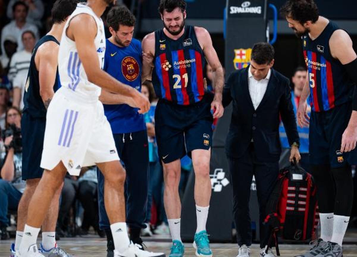 Abrines dio el mayor susto de la noche, y tuvo que ser retirado de la pista con ayuda