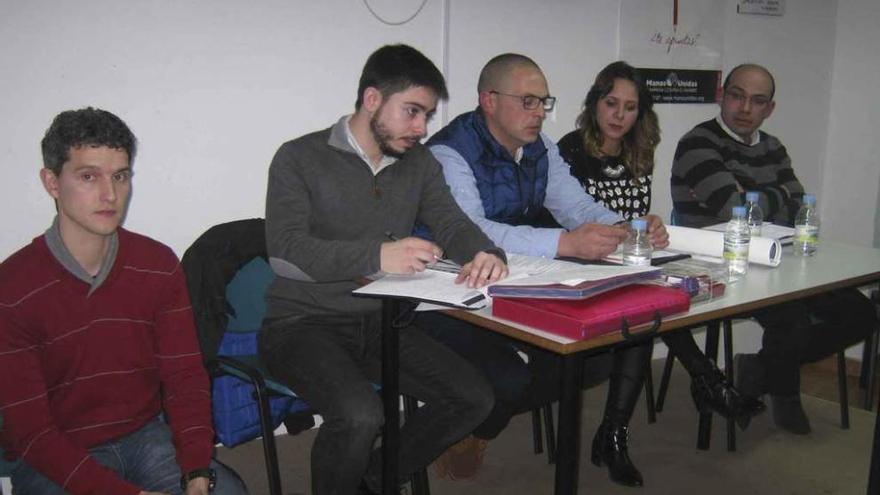 Responsables de la cofradía toresana, durante la asamblea general celebrada en San Julián. Foto