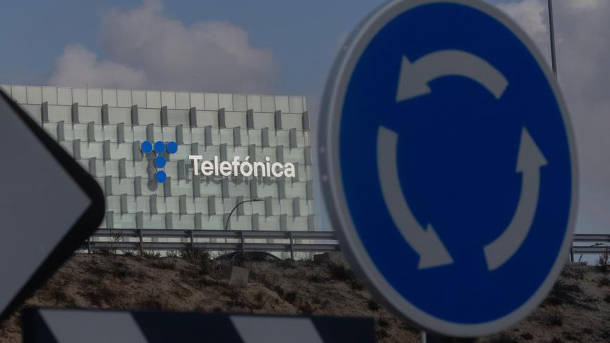 Telefónica vende a Millicom su filial en Ecuador por 330 millones y avanza en su salida de Latinoamérica