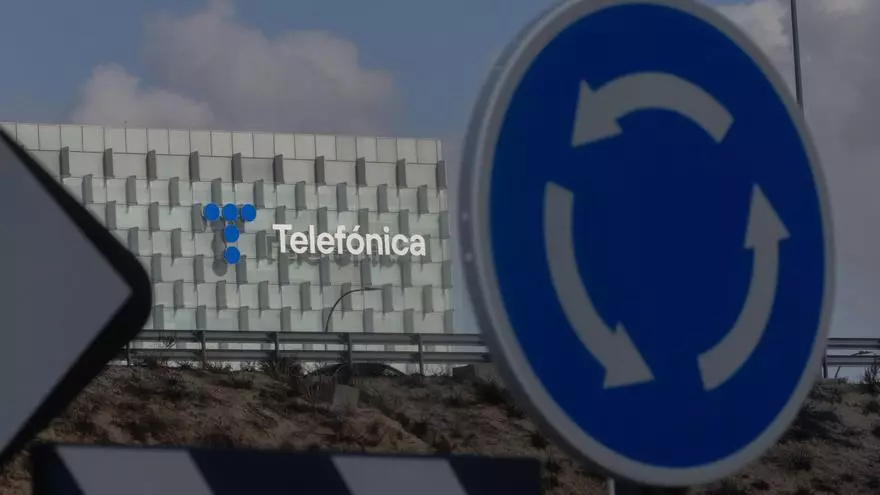 Telefónica vende a Millicom su filial en Ecuador por 330 millones y avanza en su salida de Latinoamérica