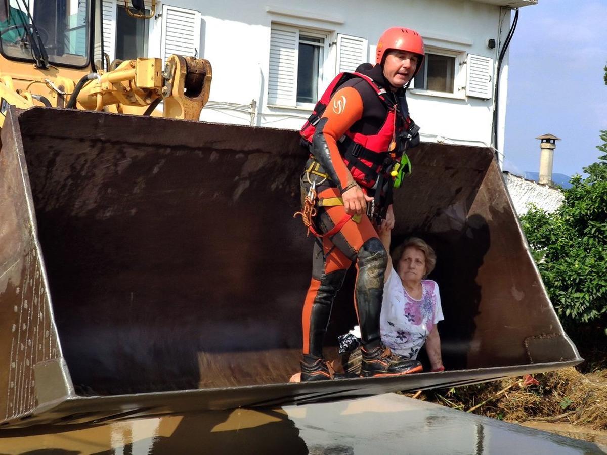 Evia Island (Greece), 09/08/2020.- A rescue team uses an excavator to remove an elderly woman from her flooded house, after a rainstorm hit the area of Mourtzi, on Evia Island, Greece, 09 August 2020. Three people died after a rainstorm struck many regions on Evia island on 08 August 2020. The victims include an 8 months old infant and the other two are an 86-year-old man and an 85-year old woman that were trapped in their flooded home. A total of 31 fire engines with an 83-member crew, a group of firemen on foot, 3 rescue vessels are operating in the flooded areas along with two helicopters and air rescuers. The fire brigade announced that they have already rescued 35 people who are now transferred to a safe place. (Incendio, Grecia) EFE/EPA/PANAGIOTIS KOUROS