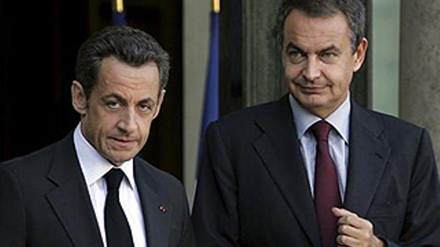 Zapatero pide a Sarkozy una reunión &quot;urgente&quot; de los líderes de la zona euro