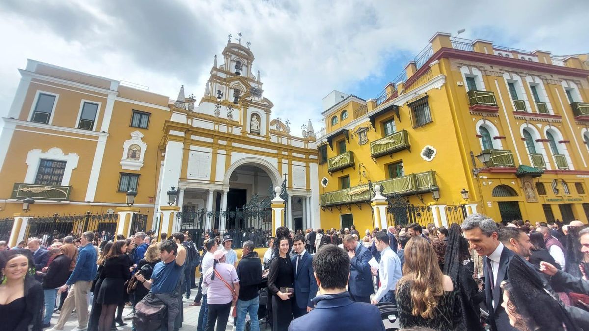 Colas para entrar en la Macarena.