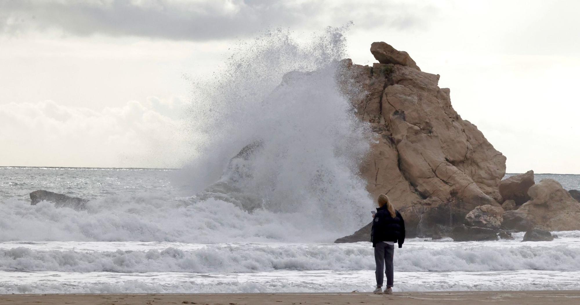 El temporal de Isaack golpea la playa del Postiguet y la Albufereta