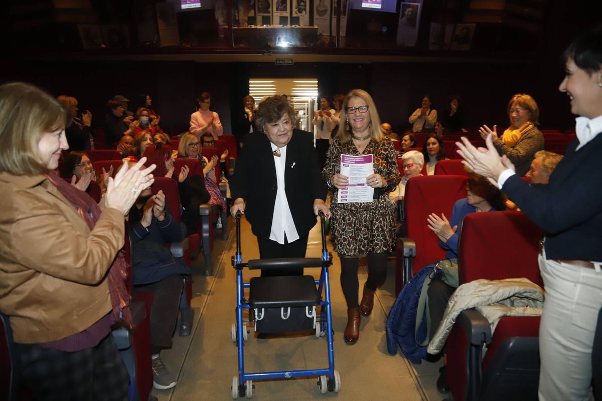 Cristina Almeida llegando a la cuarta edición del reconocimiento Ciudadanas del Mundo en la que se le ha entregado un premio