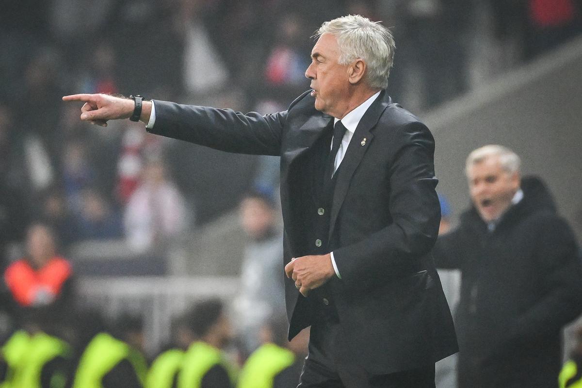Carlo Ancelotti, técnico del Real Madrid, da una instrucción en el partido contra el Lille.