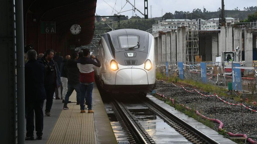 Un tren Avril, a su entrada en la estación de A Coruña. |   // CARLOS PARDELLAS