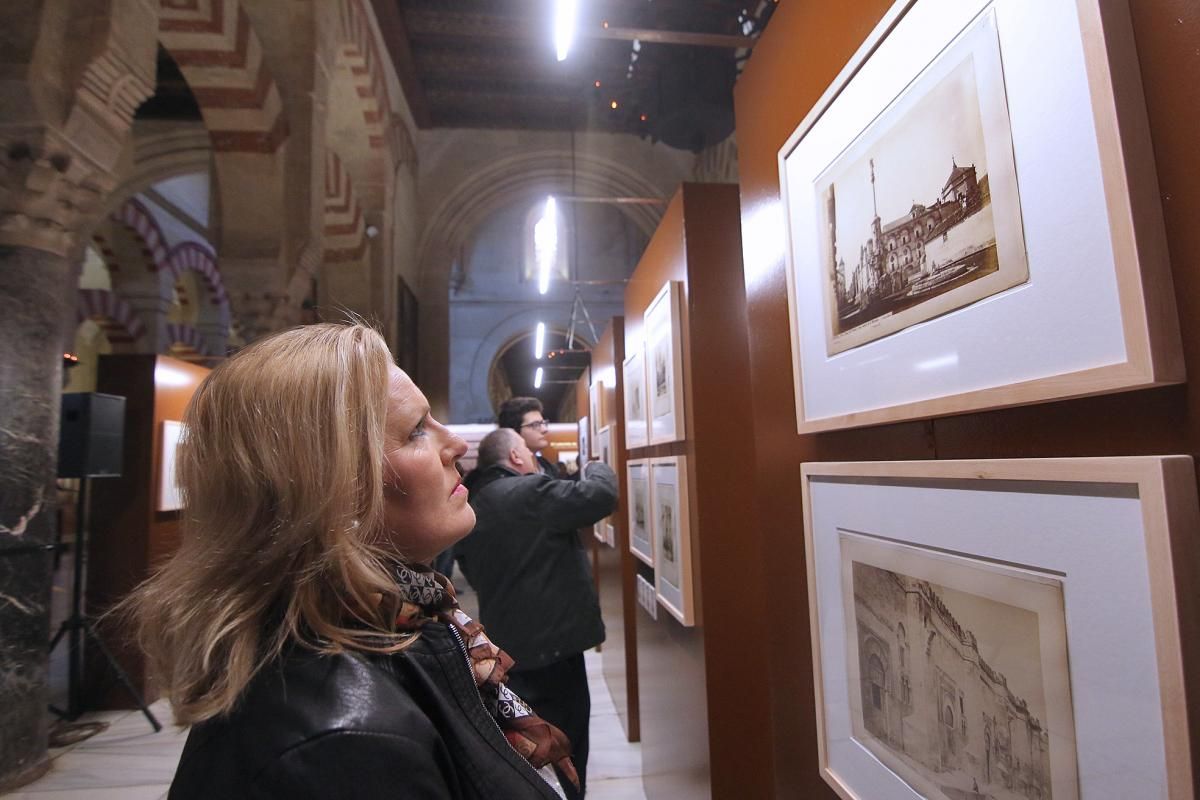 La Mezquita-Catedral exhibe 60 fotos incunables de la historia del monumento