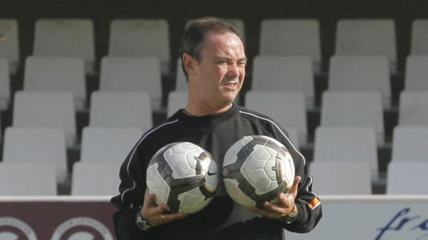 Juan Ignacio Martínez rodeado de balones. El buen trago de la pelota es su premisa fundamental