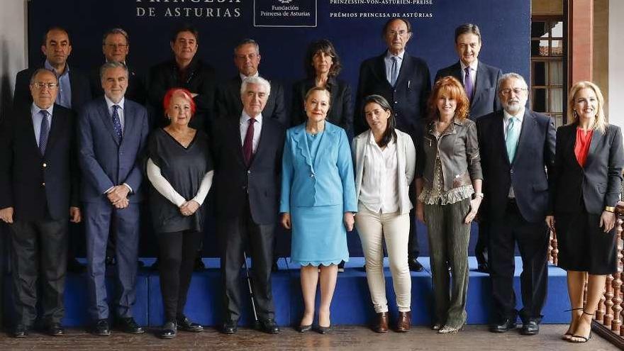 El jurado del Premio &quot;Princesa de Asturias&quot; de Cooperación, ayer en Oviedo. De izquierda a derecha, detrás, Juan Carlos del Olmo, Mitchell Codding, Luis García Montero, Rafael Sánchez, Maite Arango, Emilio Lamo de Espinosa y Enrique Fernández-Miranda; delante, Luis Sánchez-Merlo, Jerónimo López, Rosa María Calaf, Gustavo Suárez Pertierra, Benita Ferrero-Waldner, Paula Farias, Gloria Fernández-Lomana, Daniel López Acuña y Beatriz Domínguez Gil.