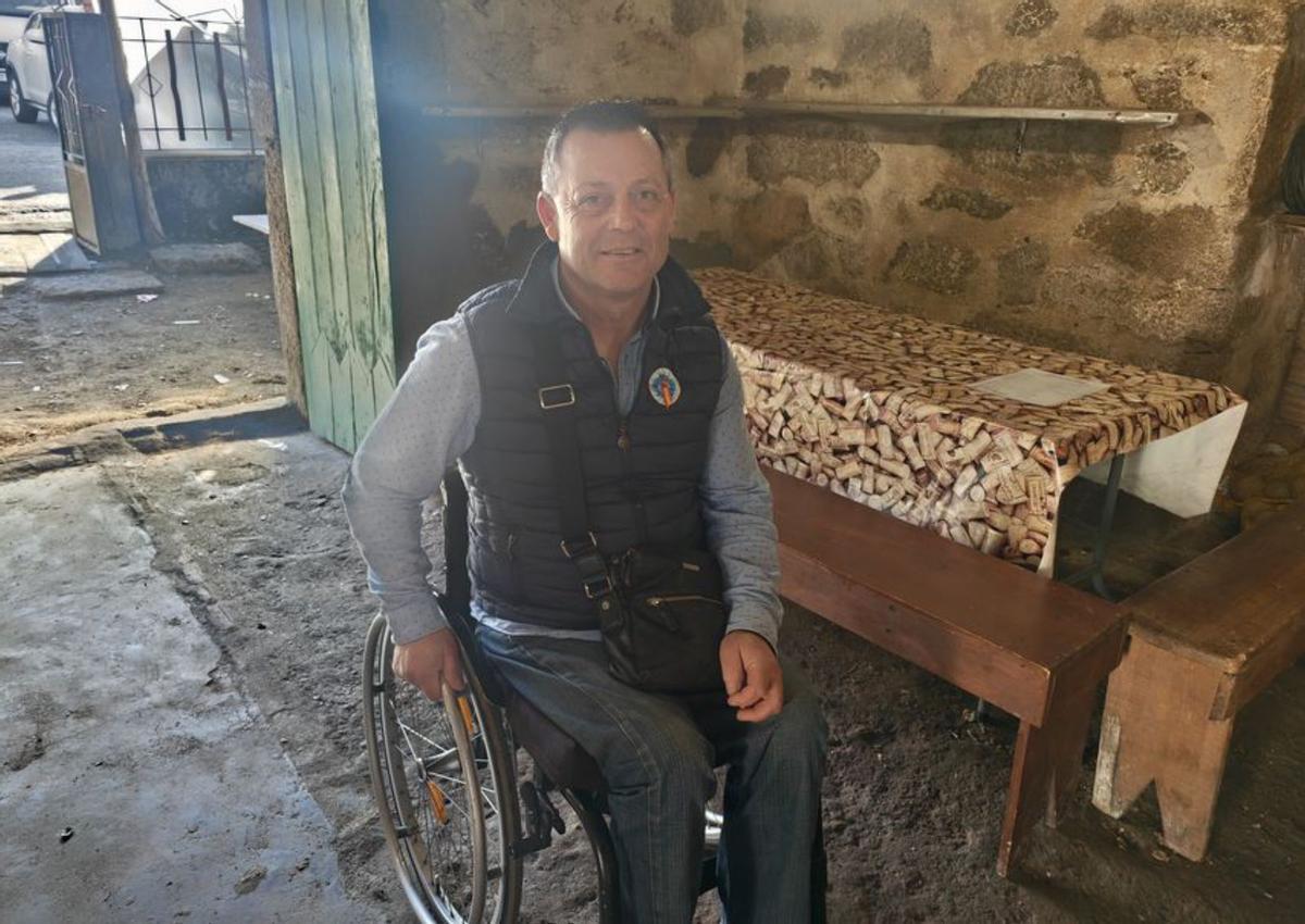 Noelia Coto y Estefanía Vilas, sirviendo vino.
| G. Núñez