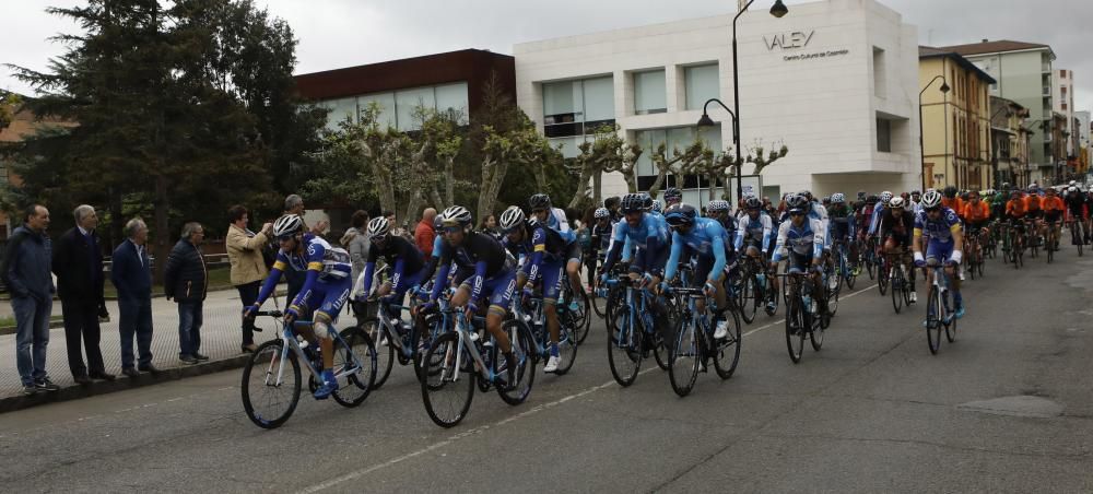 Segunda etapa de la Vuelta a Asturias entre Ribera de Arriba y el Alto del Acebo.