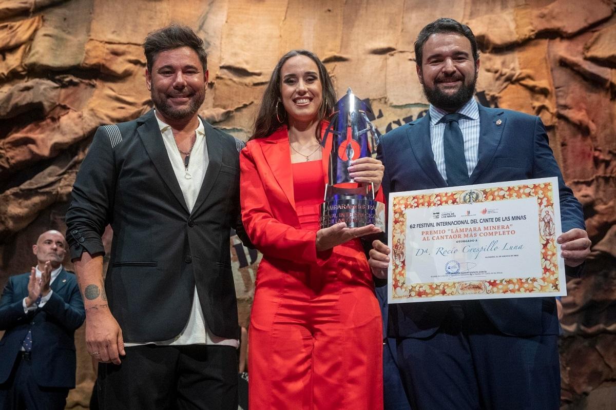 Rocío Luna junto a Miguel Poveda (izda.) recibe el premio.