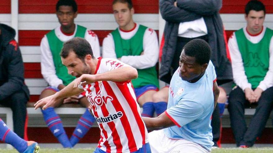 Carlinos, en un encuentro con el filial del Sporting.