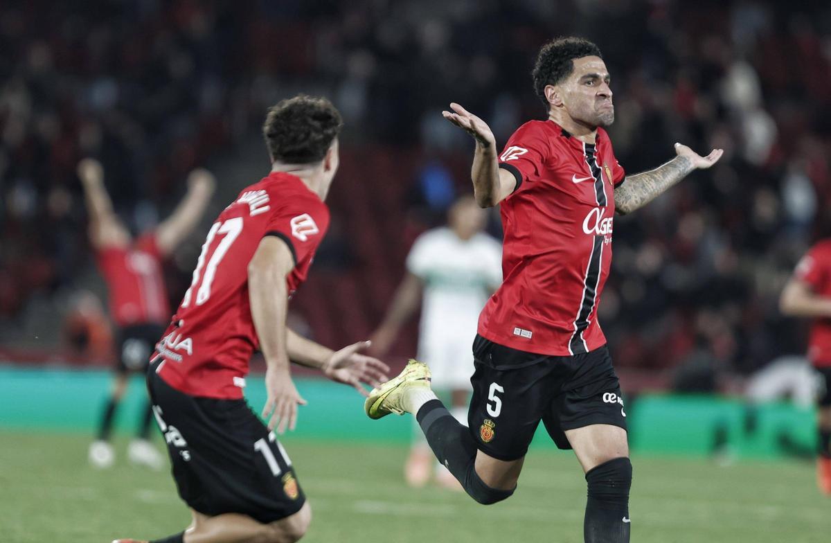 Omar Mascarell abre los brazos para celebrar su gol ante el Elche.