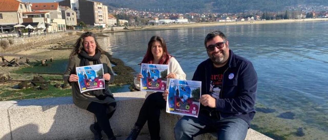 Los concejales con la artista Sheela Tato (centro).