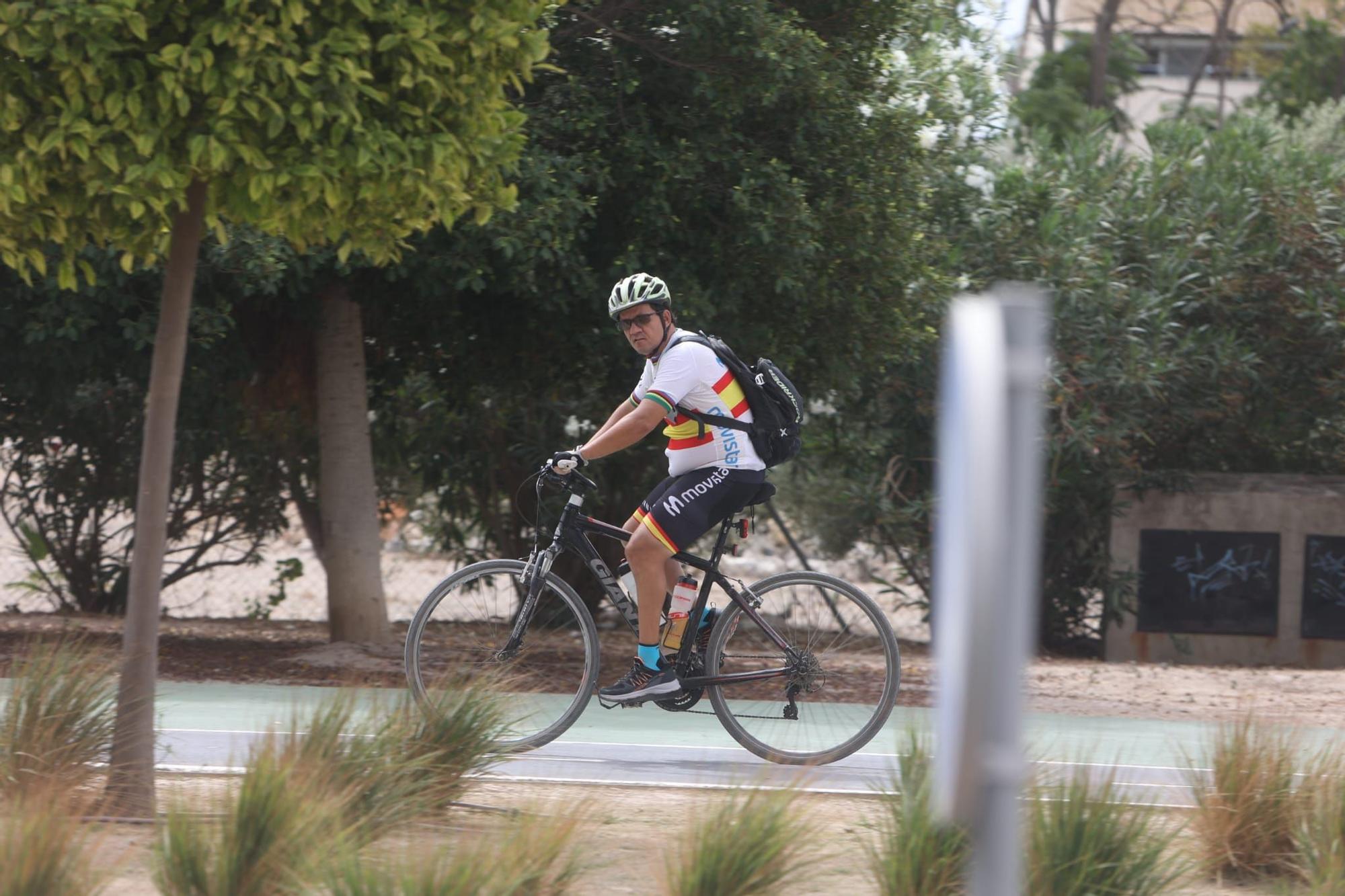 Los corredores y equipos de la Vuelta ya se dejan ver por las calles de Alicante