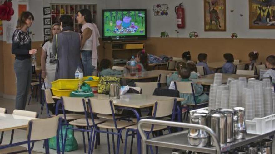 El agua inhabilitó aulas del colegio La Paz y los alumnos tuvieron que dar clase en el comedor.