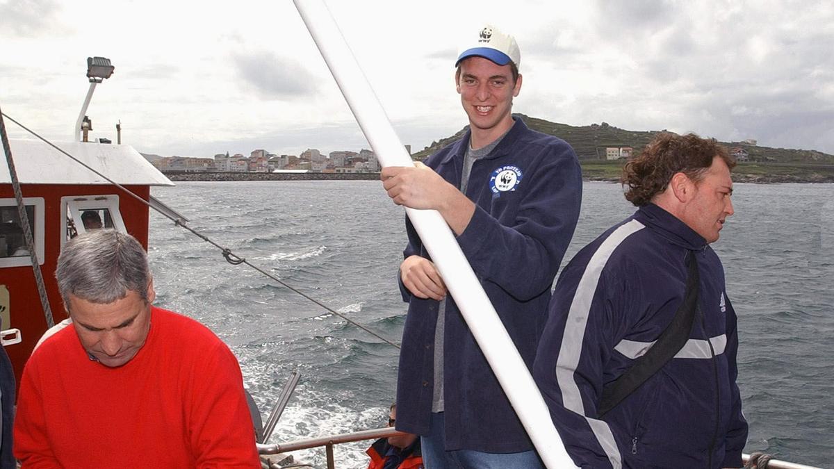 Gasol a bordo de un pesquero de Muxía durante su visita a la zona afectada por el Prestige