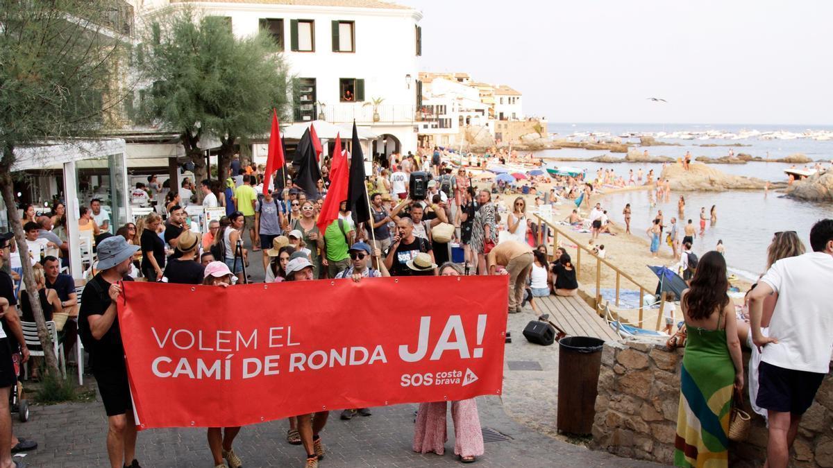 Imatge arxiu de membres de SOS Costa Brava durant una concentració a Cap Roig