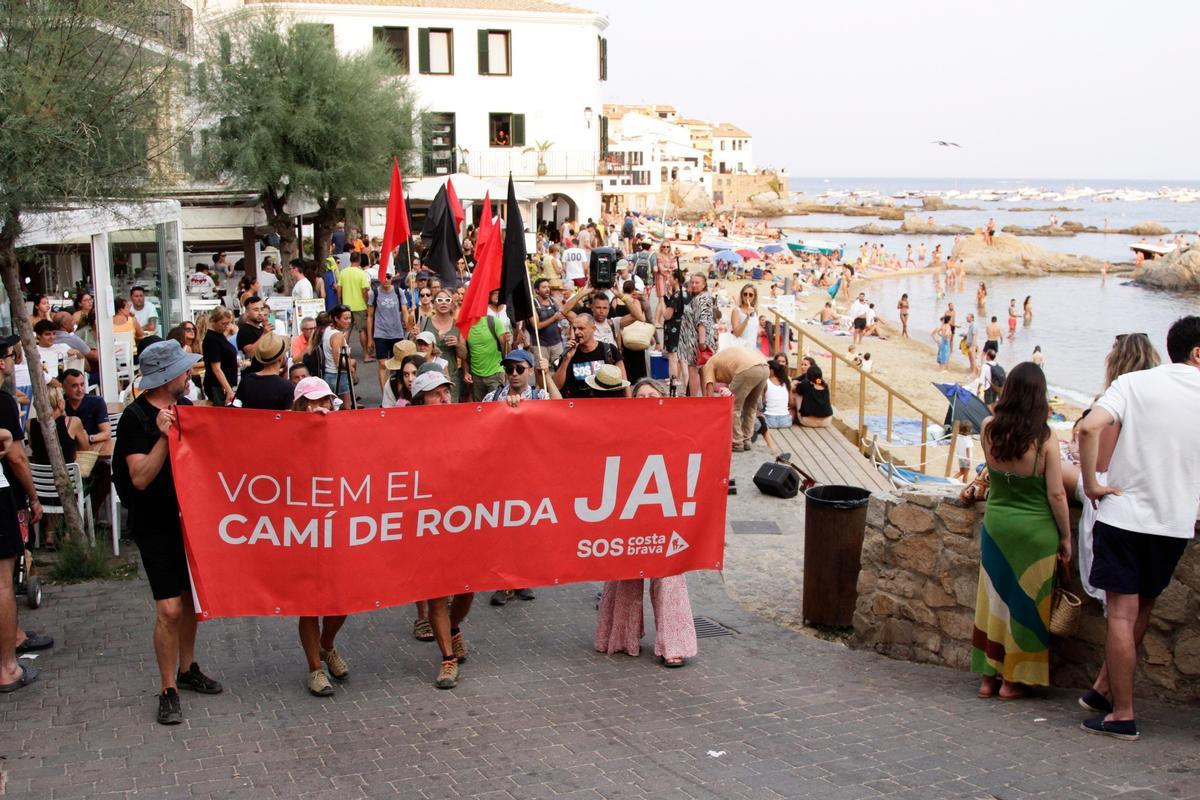 Membres de SOS Costa Brava durant la concentració a Cap Roig