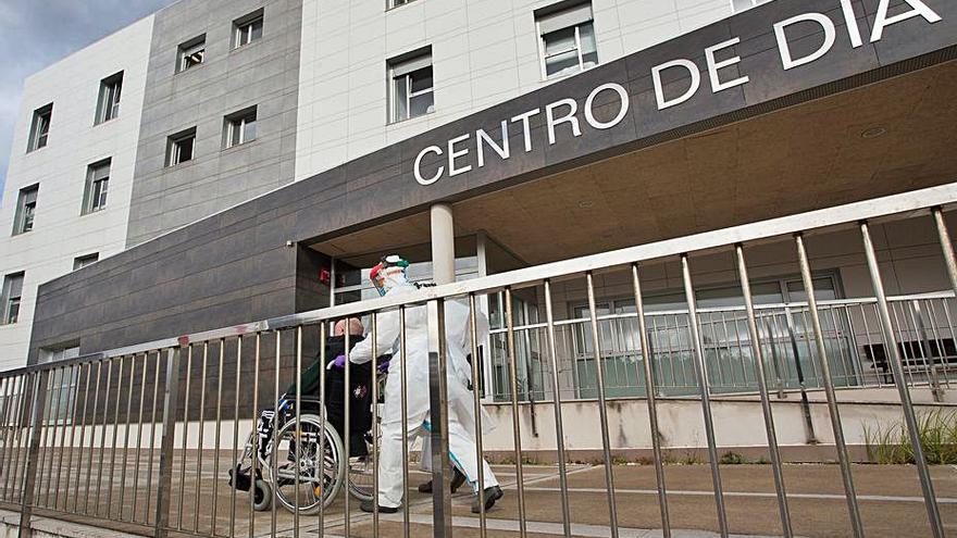Un sanitario traslada a un anciano en Sao Cibrao, Lugo.   | // EUROPA PRESS
