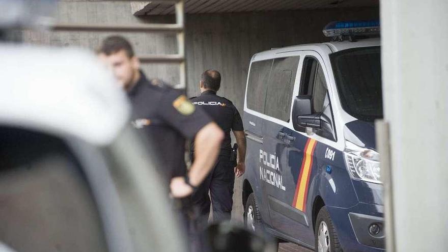 Agentes de la Policía Nacional, durante la llegada del presunto asesino de su suegra, en 2017.