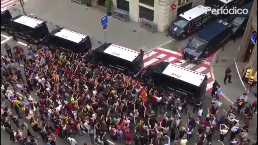 350 estudiantes catalanes gritan "estado español, estado terrorista" frente a la Policía Nacional