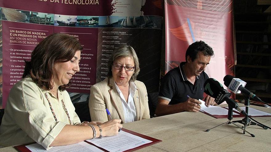 La firma del convenio entre la Consellería do Mar y Agalcari.