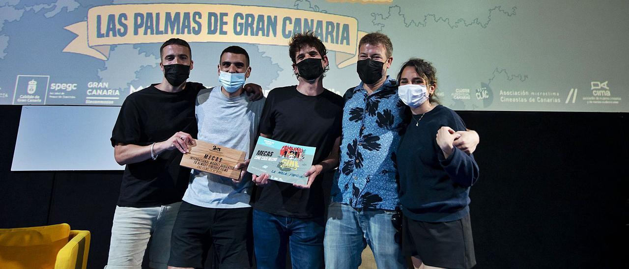 El equipo de ‘La mala familia’, Premio al Cine Casi Hecho